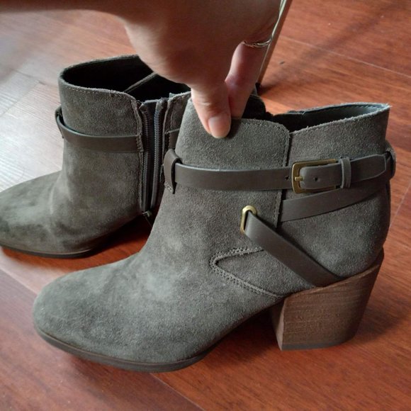 Crown Vintage Gabiann Suede Block Heel Booties - Picture 3 of 9